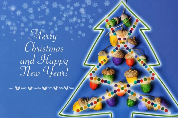 色どんぐりの手作り工芸品ガーランドからオリジナルのクリスマス ツリー スタイル メリー クリスマスと幸せな新年カード — ストック写真