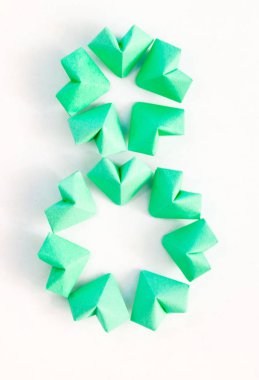 Uluslararası Kadınlar Günü'nü kutlamak mutlu 8 Mart tebrik kartı gül renkli kağıt kalpler sekiz rakamı 8 şekil  