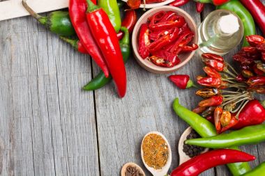 Chili pepper, metin için eski ahşap, yer üzerinde çeşitli baharatlar. tonlu görüntü. 