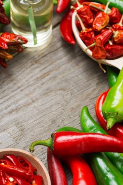 Chili pepper, metin için eski ahşap, yer üzerinde çeşitli baharatlar. tonlu görüntü. 