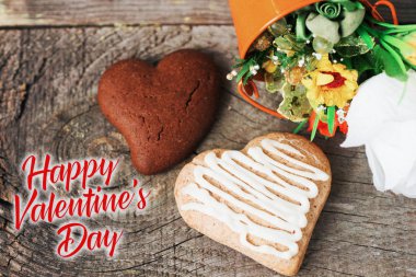 Mutlu Sevgililer günü kartı. ahşap arka plan üzerinde kalp şeklinde kurabiye 