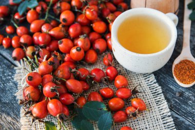 Bitkisel köpek rose çay ile grup şube kuşburnu, Rosa canina kalça, uçucu yağ türleri. Şifalı bitkiler ve otlar kompozisyon 