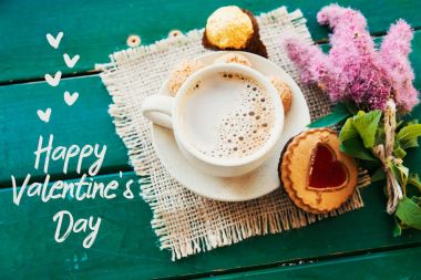 Mutlu Sevgililer günü kartı. ahşap arka plan üzerinde kalp şeklinde kurabiye 