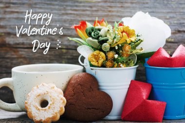 buket çiçek dekoratif kova, Not ve metin için yer. Mutlu Sevgililer günü kartı