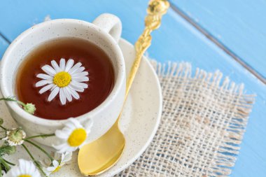 ahşap arka plan üzerinde taze papatya çiçekler ile bitkisel papatya çayı fincan. Doktor tedavi ve Önleme kavramının bağışıklık, tıp - halk, alternatif, tamamlayıcı, geleneksel tıp 