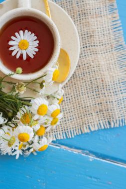 ahşap arka plan üzerinde taze papatya çiçekler ile bitkisel papatya çayı fincan. Doktor tedavi ve Önleme kavramının bağışıklık, tıp - halk, alternatif, tamamlayıcı, geleneksel tıp 