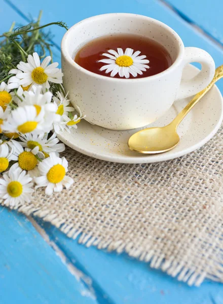 Tasse Kräuterkamillentee Mit Frischen Gänseblümchenblümchen Auf Hölzernem Hintergrund Ärztliche Behandlung — Stockfoto