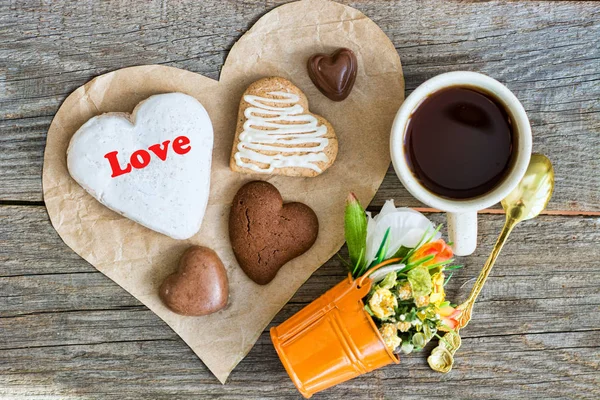 Mutlu Sevgililer Günü Kartı Ahşap Arka Plan Üzerinde Kalp Şeklinde — Stok fotoğraf