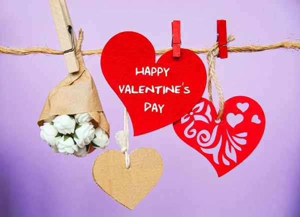 红心与 Clothespins 挂在晾衣绳上日期 爱快乐情人节理念 — 图库照片