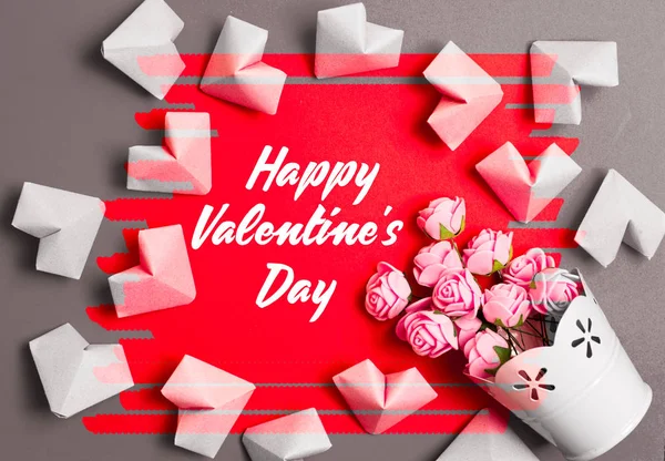 Mutlu Sevgililer Günü Kartı Pembe Güller Kağıt Kalpler Kırmızı Zemin — Stok fotoğraf