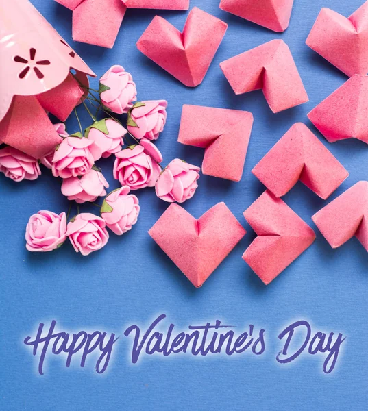 粉红色的玫瑰和纸心在蓝色的背景 文本快乐情人节贺卡 — 图库照片