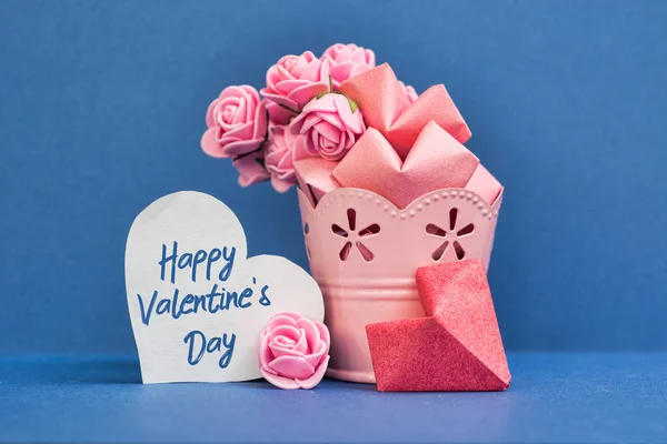Троянди Рожеві Серцях Папери Блакитному Тлі Текст Щасливого Валентина День — стокове фото