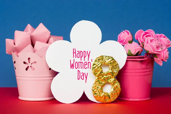 Bir Buket Çiçek Bir Kova Bul Mutlu Kadınlar Günü Tebrik — Stok fotoğraf