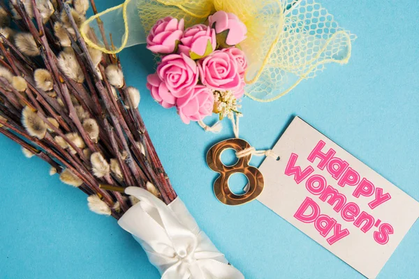 ハッピー国際女性の日を祝う 日お祝いカード ローズ カラー ペーパー ハート形 8の字 青の背景に — ストック写真