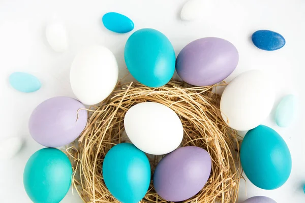 Huevos Pascua Color Azul Púrpura Nido Sobre Fondo Madera Imagen — Foto de Stock