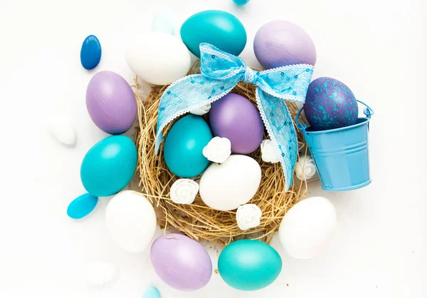 Huevos Pascua Color Azul Púrpura Nido Sobre Fondo Madera Imagen — Foto de Stock