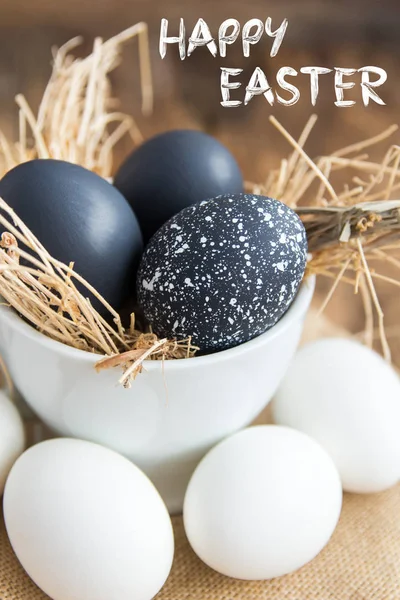 Siyah Beyaz Yumurta Yuvada Ahşap Zemin Seçici Odak Resim Üzerine — Stok fotoğraf