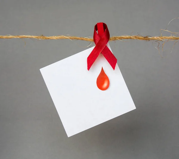 Kırmızı Kağıt Kan Damlası Kırmızı Kurdele Sembollü Farkındalık Posteri Kan — Stok fotoğraf
