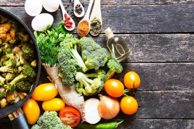 taze brokoli ve Turuncu domates, brokoli mantar, havuç ve patates pişmiş. organik ve vegan gıda mutfak 