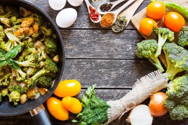 taze brokoli ve Turuncu domates, brokoli mantar, havuç ve patates pişmiş. organik ve vegan gıda mutfak 