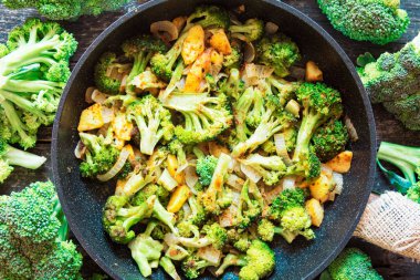 taze brokoli ve Turuncu domates, brokoli mantar, havuç ve patates pişmiş. organik ve vegan gıda mutfak 