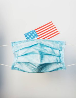 Amerikan bayrağına karşı koruyucu yüz maskesi solunumu - ABD 'de Coronavirus salgını