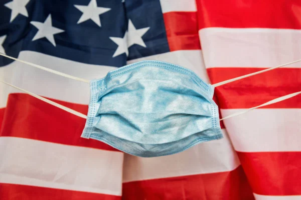 Защитная Маска Лица Против Американского Флага Концепция Коронавируса Пандемия Сша — стоковое фото