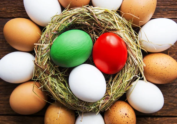 ハッピーイースターの休日カード イタリアの国旗の色としてイースターの卵 — ストック写真