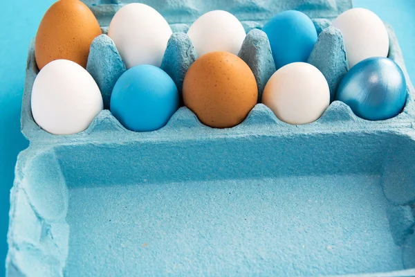 Yuva Mavisi Arka Planda Renkli Paskalya Yumurtaları Seçici Odak Görüntüsü — Stok fotoğraf