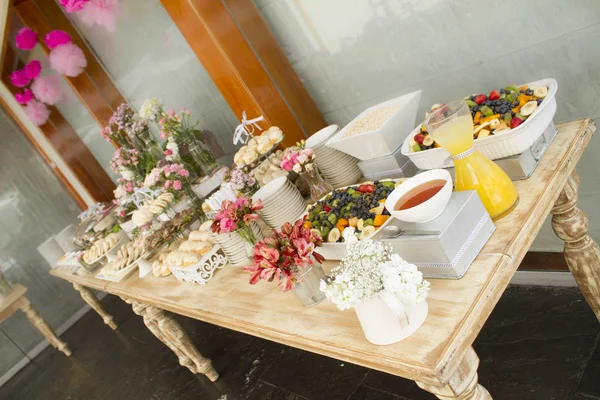 Свадебный стол и еда — стоковое фото
