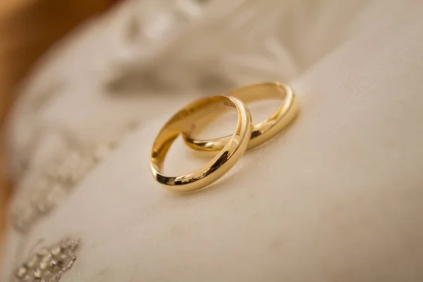 Anéis de casamento e celebração — Fotografia de Stock