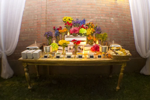 Esküvői asztal és élelmiszer — Stock Fotó