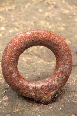 Dışarıda paslı demiri