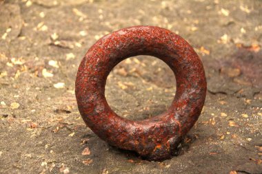 Dışarıda paslı demiri