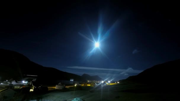 Lasso di tempo di un fiordo nelle Isole Faroe di notte — Video Stock