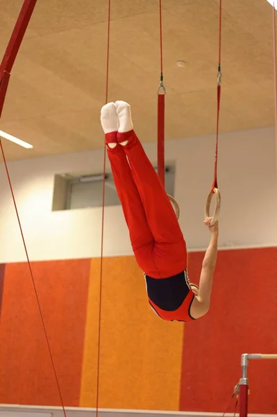 Uma ginasta competindo em uma competição de ginástica — Fotografia de Stock