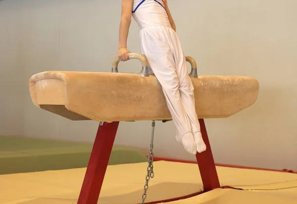 A gymnast competing in a gymnastic competition — Stock Photo, Image