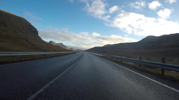 Callos de carretera en las Islas Feroe en el Atlántico norte — Vídeos de Stock