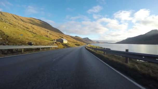 Faroe Adaları Kuzey Atlantik'te yol işkembe — Stok video