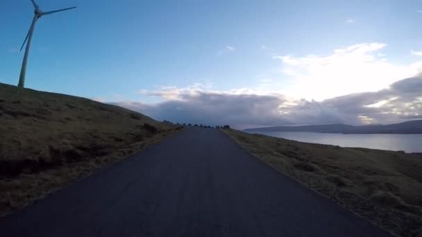 Faroe Adaları Kuzey Atlantik'te yol işkembe — Stok video