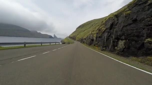 Дорожная повязка на Фарерских островах в северной Атлантике — стоковое видео