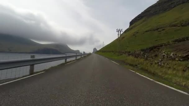 Road pensen op de Faeröer in de Noord-Atlantische Oceaan — Stockvideo