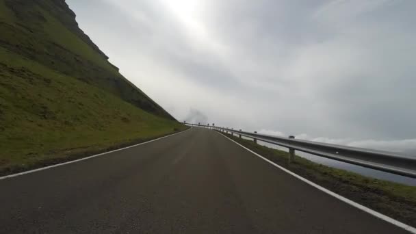 Silniční dršťky v Faerských ostrovů v severním Atlantiku — Stock video