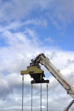 İş yerinde bir inşaat yer bir vinç 