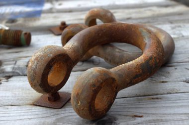 Dışarıda paslı demiri