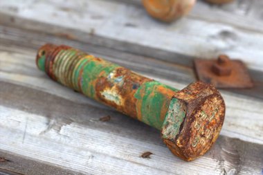 Dışarıda paslı demiri