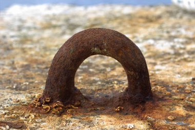 Dışarıda paslı demiri