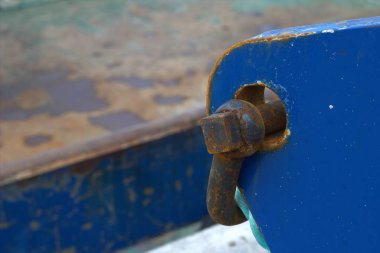 Dışarıda paslı demiri