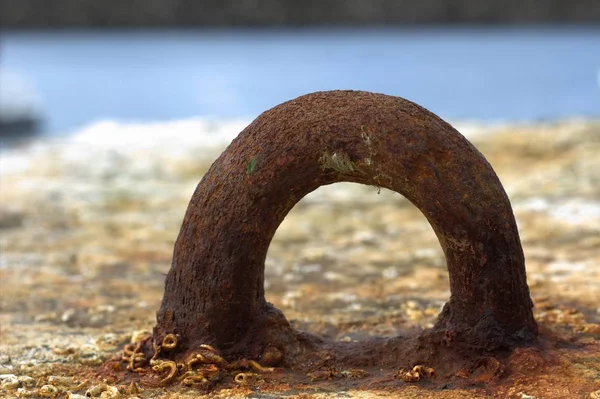 Verroeste ijzer buiten — Stockfoto