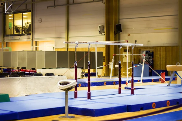 Turngeräte in der Turnhalle — Stockfoto